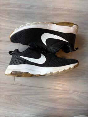 Nike Women Air Max Motion Size 7